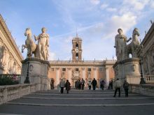 Лестница, ведущая к площади Капитолия. На заднем плане дворец Консерваторов (Рим)