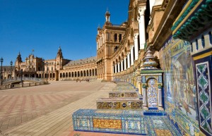 Колоннада на площади "Испания" отделана мозаикой и мрамором