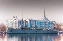 Крейсер Аврора на фоне Нахимовского военно-морского училища