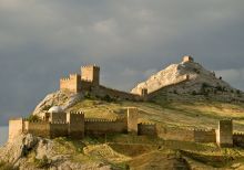 Генуэзская крепость и крепостная гора вдали