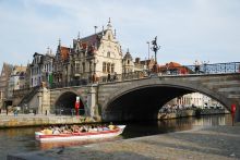 Туристы проплывают мост Св. Михаила (Бельгия)