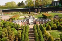 Королевский дворец. Все деревья живые и тоже уменьшенные (Голландия)