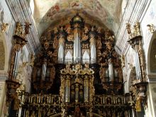 В этой базилике находится огромный орган, самая большая труба которого достигает 10 м.