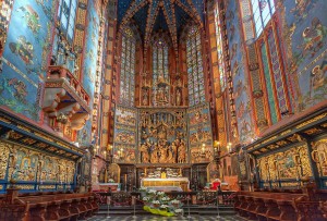 Внутри Мариацкого костела. Отделка стен и главный алтарь (Польша)
