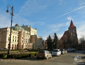 Площадь Святого Духа в Кракове. Слева театр им. Юлиана Словацкого, справа римско-католический костел Святого Креста (Польша)