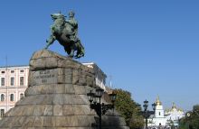 Памятник Богдану Хмельницкому был поставлен на Софиевской площади к 900-летию Крещения Руси (Киев и область)