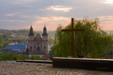 С замка хорошо виден монастырь Бернардинцев в Збараже (Тернополь и область)