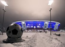 «Донбасс-Арена» и мяч-фонтан в зимнюю ночь