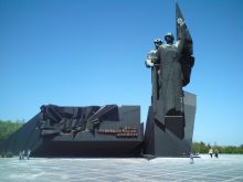 Огромный памятник «Твоим освободителям, Донбасс» в парке Ленкома