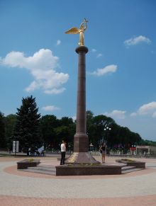 Стела «Добрый ангел мира» в парке Щербакова