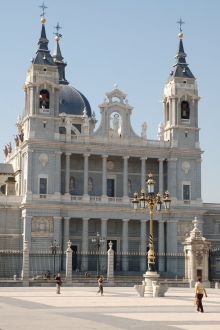 Главный храм современного Мадрида — собор Катедраль-де-ла-Альмудена (Cаtеdrаl dе lа Almudеnа)
