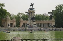Главная достопримечательность парка Ретиро – величественная колоннада и постамент со статуей Альфонса XII