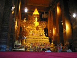 Алтарь в храме Лежащего Будды