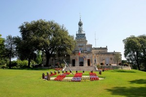 Городская ратуша Коньяка и часы-клумба перед ней