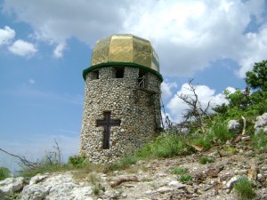 Башня монастыря Шулдан, выполненная в византийских традициях (Крым)