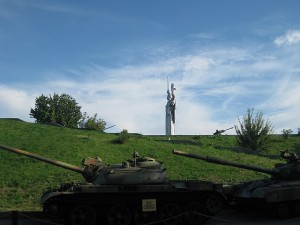 Танк на фоне зеленой горки - музейный экспонат 