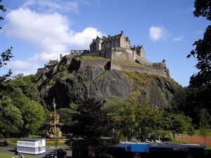 Возвышающийся на скале Эдинбургский замок