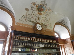 Внутри Музей-Аптеки. Часы и полка с оригинальными баночками (Львов и область)
