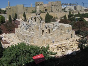Руины в парке "Мини-Израиль" (Израиль)