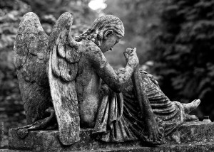 Печальный ангел на одной из могил (Львов и область)