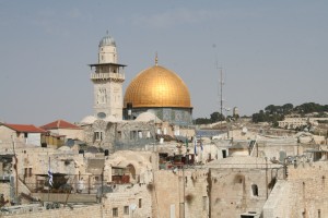 Старый город и возвышающийся над ним купол Мечети Омара (Израиль)