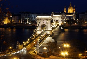 Будапешт. Цепной мост, освещенный огнями