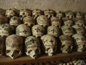 Расписные черепа в Гальштатской костнице