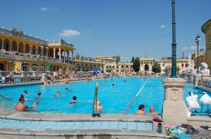 Огромный плавательный бассейн комплекса купален Сечени (Венгрия)