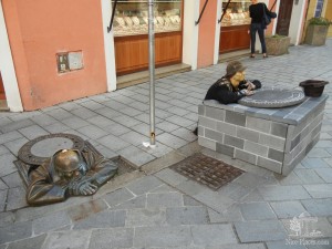 Памятник сантехнику в Братиславе. Рядом позирует живой человек