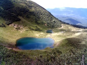 Живописное озеро в окрестностях Ясини