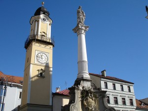Падающая часовая башня и колонна с Девой Марией. Город Баньско-Быстрица, Словакия