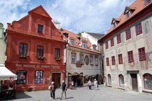 Архитектура Чешского Крумлова. Слева музей восковых скульптур