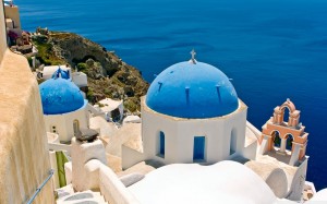 Синие купола на фоне синего моря - самый запоминающийся образ Санторини (Греция)