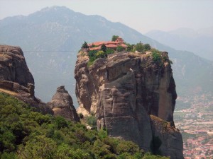 Монастырь Святой Троицы на вершине скалы