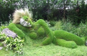Одна из статуй в садах Хелигана, из земли, мха и травы. Красиво и немного жутковато (Великобритания (Англия))