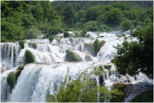 Водопадный каскад в парке Крка, высотой от 8 до 46 метров. 