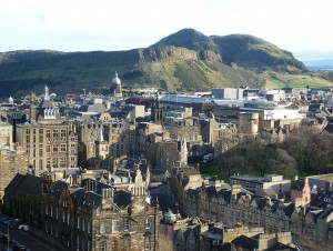 Вид на Эдинбург и холм "Трон Короля Артура" с Эдинбургского замка