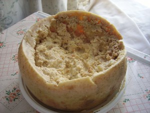 Знаменитый и запрещенный в Италии сыр Casu marzu, изготовленный личинками сырной мухи