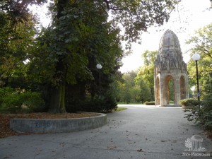 Сад Янка Краля. Впереди башенка от готического Францисканского собора