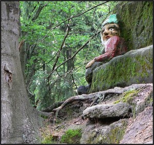 Сказочные гномы дополняют пейзаж дремучего леса Чешской Швейцарии
