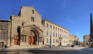 Кафедральный собор в Арле и площадь перед ним (Франция)
