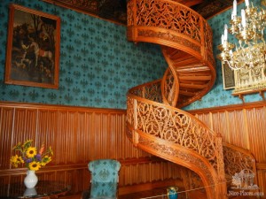 Винтовая деревянная лестница из цельного дуба в библиотеке замка