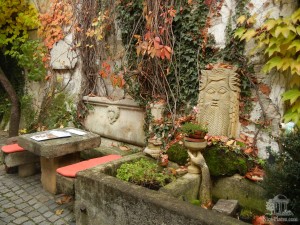 Каменный столик и скамьи для винных дегустаций (Австрия)