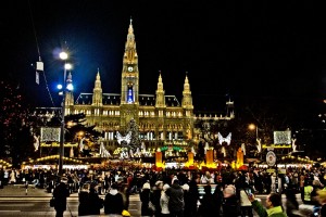 Городская ратуша Вены в рождественской подсветке