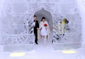 Молодожены в ледяном дворце бракосочетаний