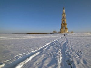 Зимний пейзаж колокольни в Калязине