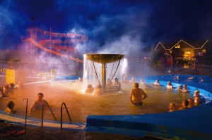 Открытый бассейн в термальном парке Бешенёва в ночной подсветке
