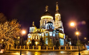 Ночью Благовещенский собор эффектно подсвечивается (Харьков и область)