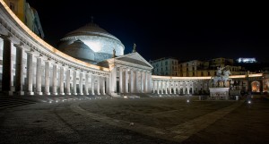 Базилика Сан-Франческо ди Паола очень похожа формой на знаменитый Пантеон в Риме
