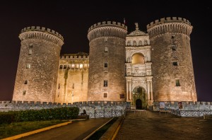 Замок Кастель Нуово в ночной подсветке (Италия)